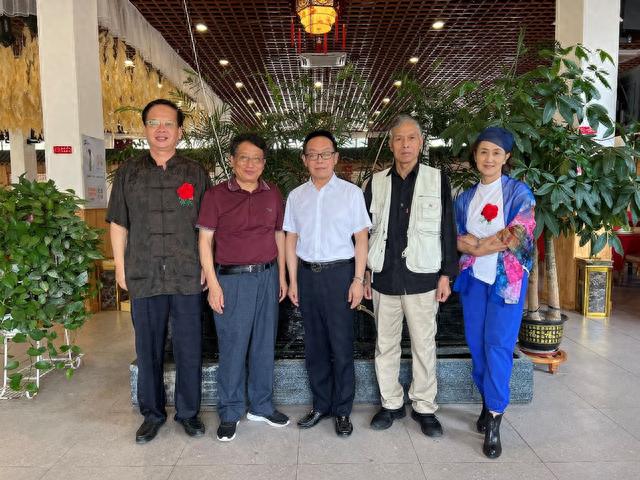 惠风滋润枝头秀 硕果金秋格外红--现代书画网携手书画名家扎根乡村