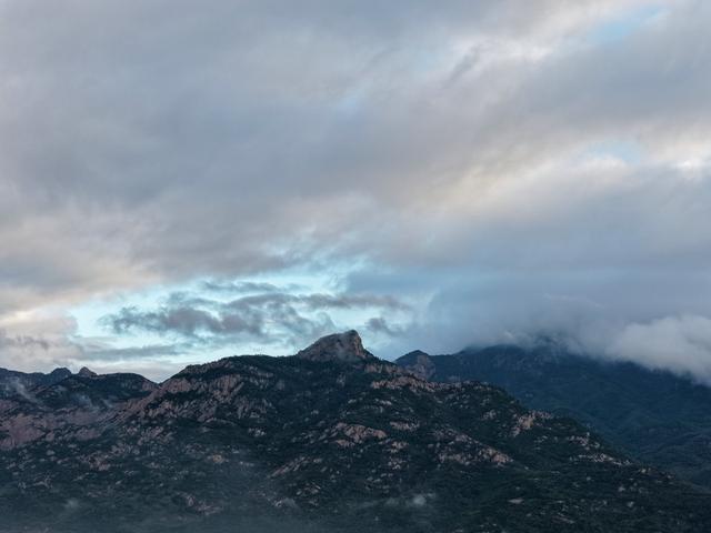 云海漫泰岳，水墨染岱宗