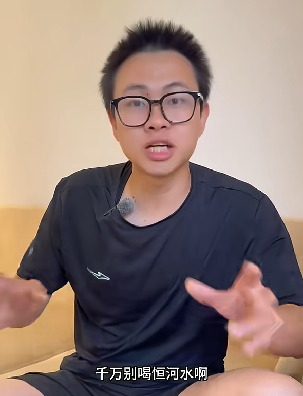 中国小伙在印度干了一杯恒河水，高烧三天全身肿胀，直言千万别喝