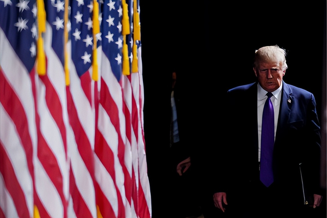 摊牌了！美国备战信号强烈，川普要“砍官增兵”，第一波福利已发