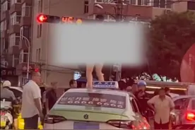 太辣眼了！青岛一女子不穿衣服站车顶跳舞，多方回应，视频曝光了图片