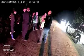 与同伴采蘑菇男子深山迷途，幸好有他们图片