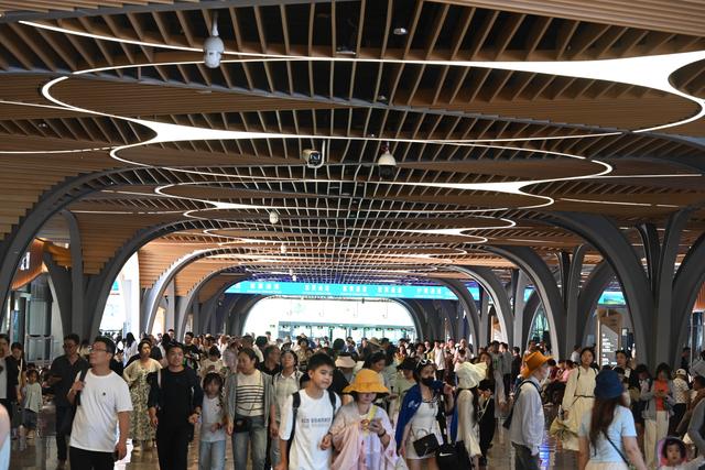 烈日下的坚守：九寨沟4.1万游客高峰背后的暖心风景