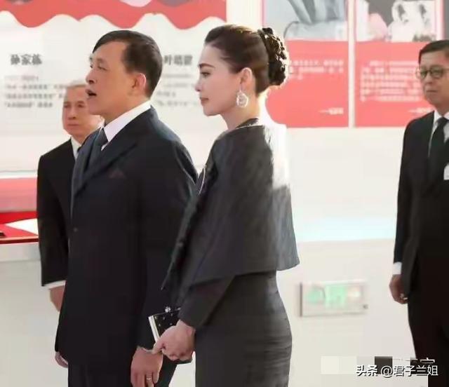 泰王不懂妻美！和苏提达王后参观北京航天城，本人状态表情很严肃