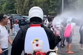 太丢人！云南泼水节上演恶心一幕，男子做法惹众怒，结局很解气图片