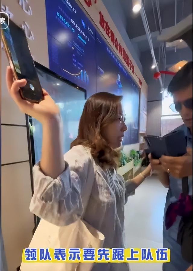 我国菜市场成了韩国旅游团大爷的最爱：试吃乱瞟还不好意思