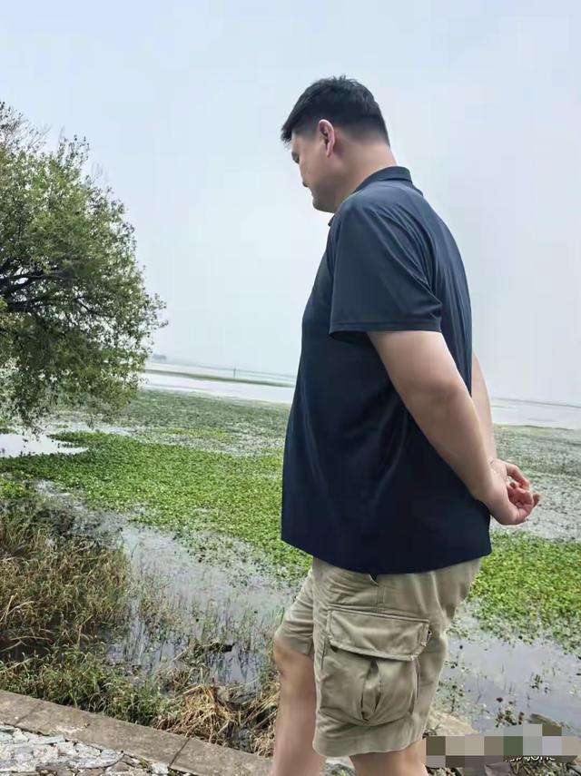 姚明一家苏州旅游, 才15岁的女儿身高近2米，又高又壮像假小子