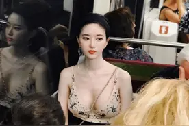 公交车上遇见了一位大美女，瞬间感觉自己陷入了爱情呢！心动了！图片