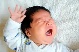 新生宝宝肠胀气怎么办？别硬熬！这5招屡试不爽，太实用了图片