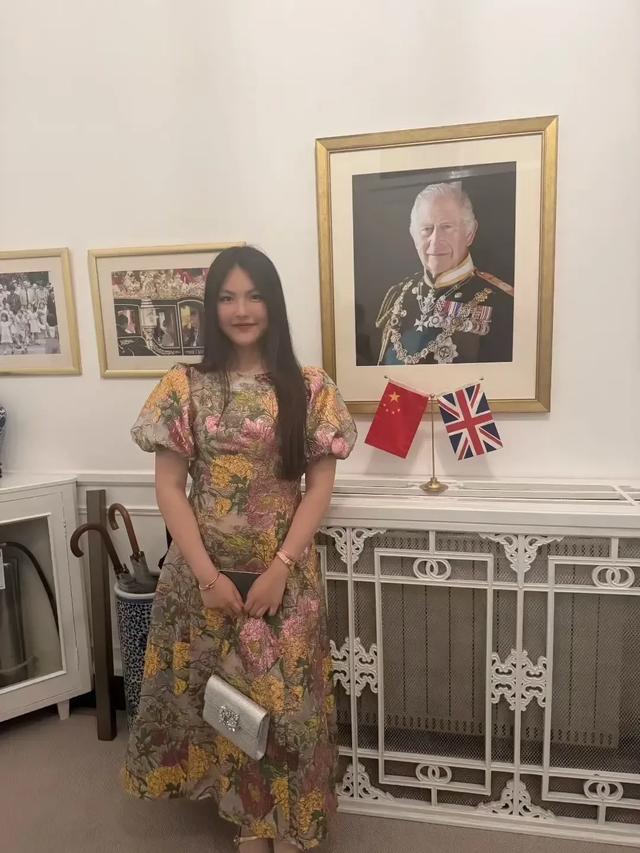 王诗龄晒自家北京小院，大半夜穿旗袍拍照，面无表情上演中式恐怖