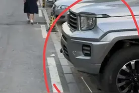 大连旅游遭锁车后续:男子开走车辆，警察态度遭质疑！引网友热议图片