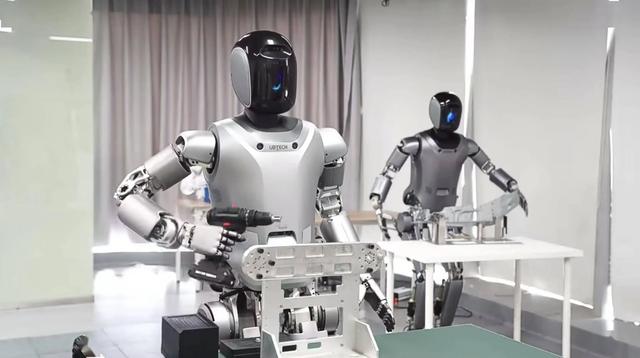 特斯拉Optimus2025功夫秀！AI驱动+2026量产，剑指100万台？