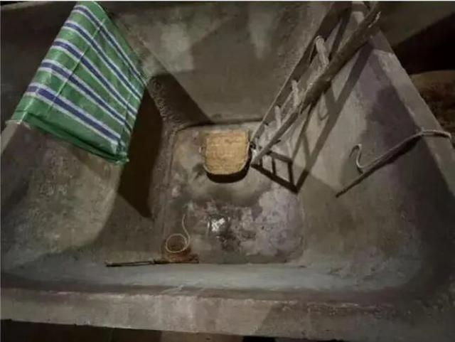 四川一酒厂员工违规进1.6米深发酵池清扫，两人盲目施救，3人均不幸身亡