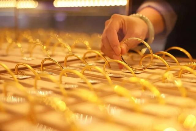 金价	，暴跌！