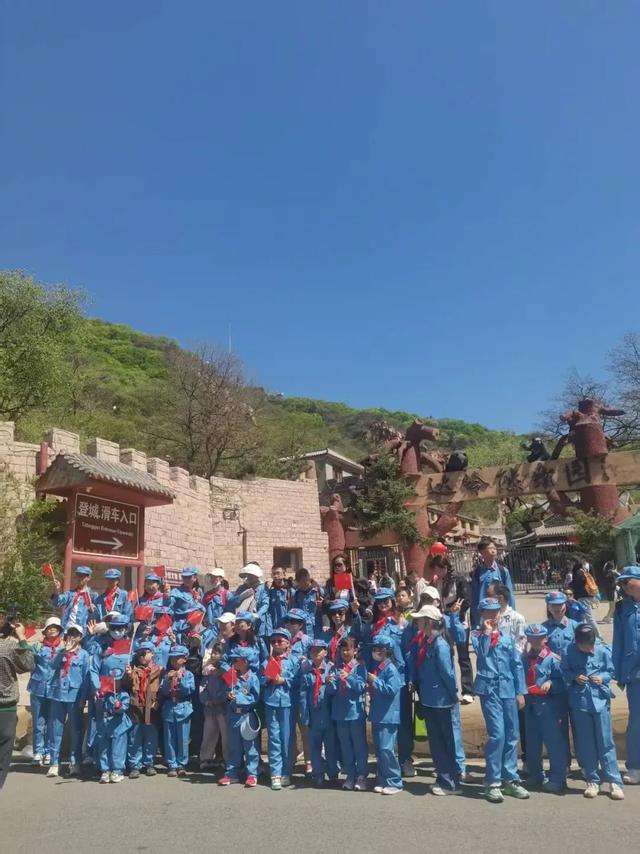 登上万里长城八达岭 | 作者 顾遵亚