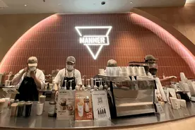 向顾客泼咖啡粉后，Manner打工人为何获得全网安慰？图片