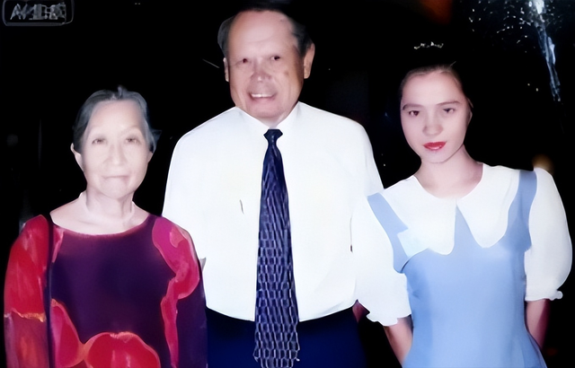杨振宁去世才2天，令人恶心的一幕出现了，杨振宁助理曾辟谣