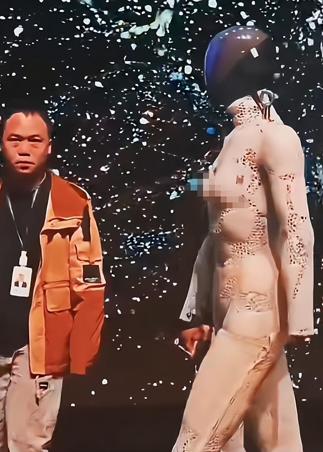 马斯克机器人为何一片叫好，小鹏机器人表现完美，却逼得剪腿自证