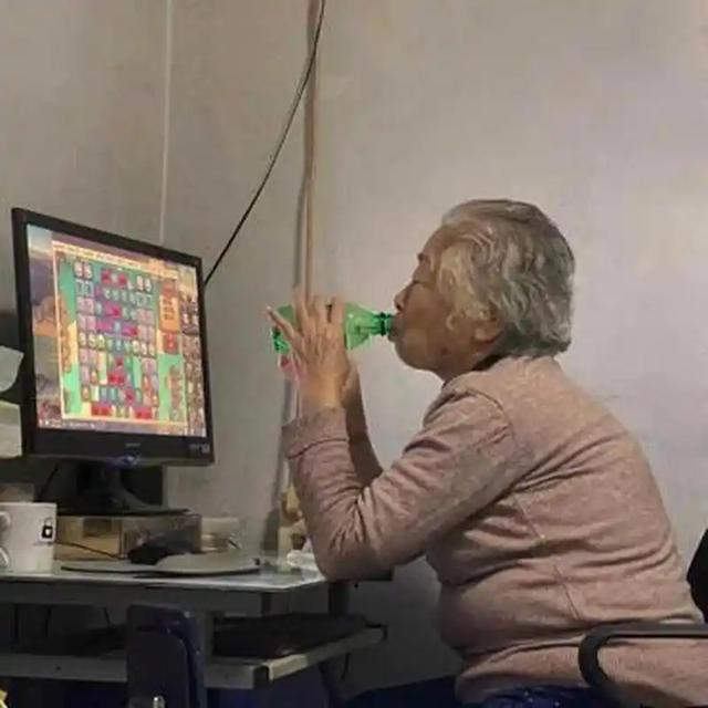 80岁爷爷沉迷游戏，不仅当起游戏主播，还和孙子消除两代人的代沟