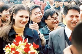 河南小伙娶乌克兰美女，生下三个儿子后患癌去世，洋媳妇撑起全家图片