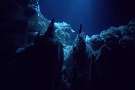 把一块砖扔到马里亚纳海沟，多久能沉到海底？砖头会被压碎吗？图片