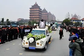 从贫困村到“天下第一村”，13年吴仁宝葬礼上，上万群众含泪送别图片