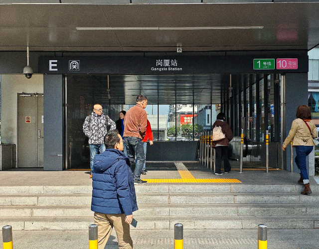 荷兰美女来中国旅游却一直摇头，我问了才知道，这背后有原因
