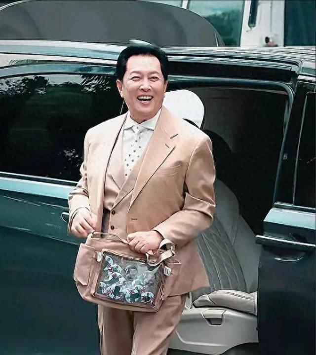 唐国强晚年烦恼：大儿子不结婚小儿子花销大，难怪73岁也不敢退休
