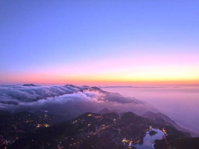 庐山：夕阳映红云瀑 “蓝调时刻”风光旖旎