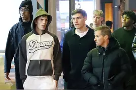 曼联两代街溜子对比 谁战斗力最强？ 网友：图2能把图1揍到满地找牙图片