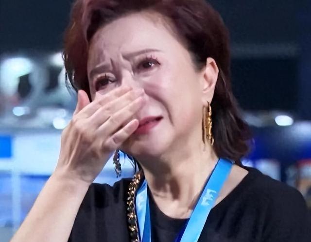 钱再多有什么用，64岁身价千万的蔡明，还是要为39岁儿子操碎了心