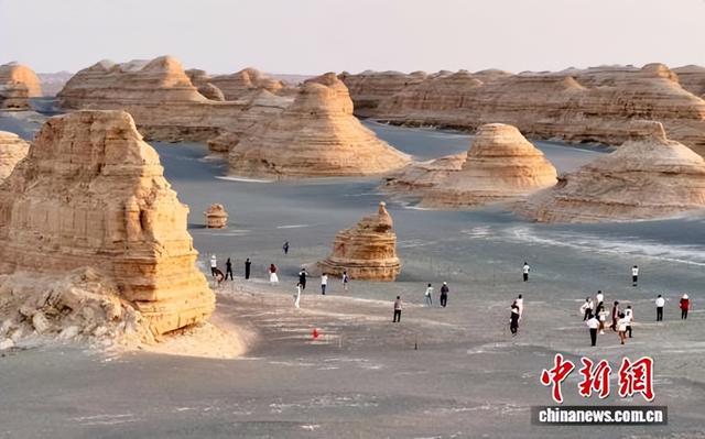 夕阳染金敦煌雅丹更显神秘