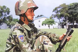 二战日军掷弹筒的现代版本：90年代解放军装备的89式榴弹弹射器图片