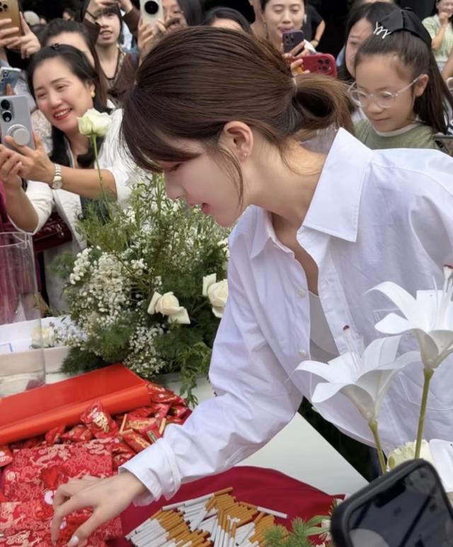 赵露思参加表姐婚礼，穿3500白衬衫背3.8W爱马仕，脸肿眼小很韩风