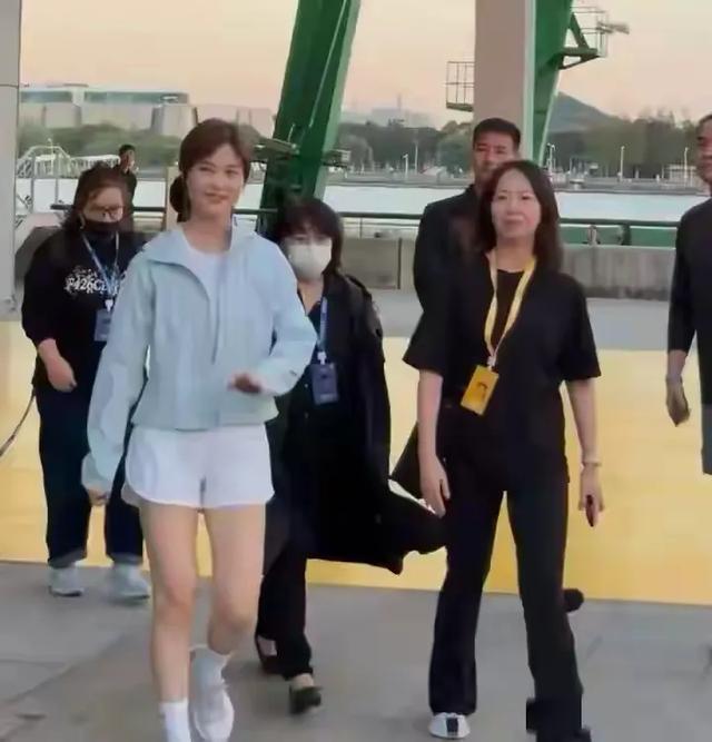 她居然41岁了，这状态看上去以为她才25岁 太显年轻了吧 怎么保持的