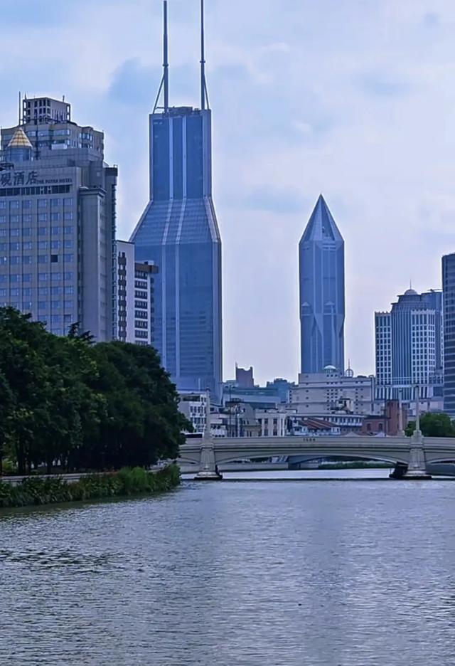 来上海就不可错过苏州河，这里的风景极具大上海味道，来看看！