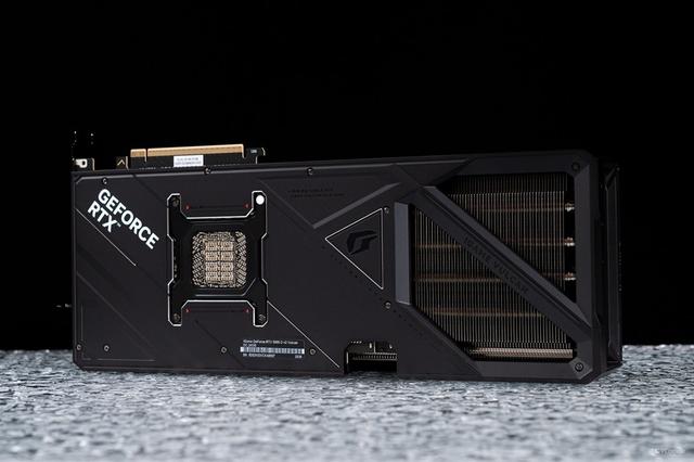 iGame RTX 5090 D v2火神显卡评测：凌厉方正硬汉！性能依旧能打！