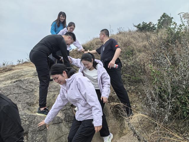 踏秋砺初心 登高守正义—— 汨罗市检察院开展秋游登山挑战赛