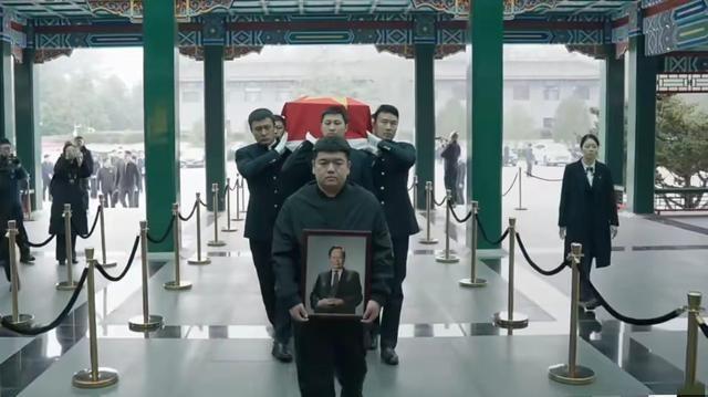 杨振宁追悼会很隆重，大儿子未现身，翁帆站家属首位，样子很憔悴