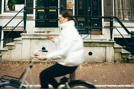 当初坚决要分手，得知男友有新欢后又崩溃，是为什么？图片