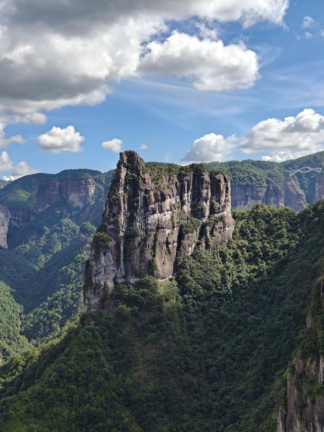 仙居县饭蒸岩景区，横看成岭侧成峰，远近高低各不同