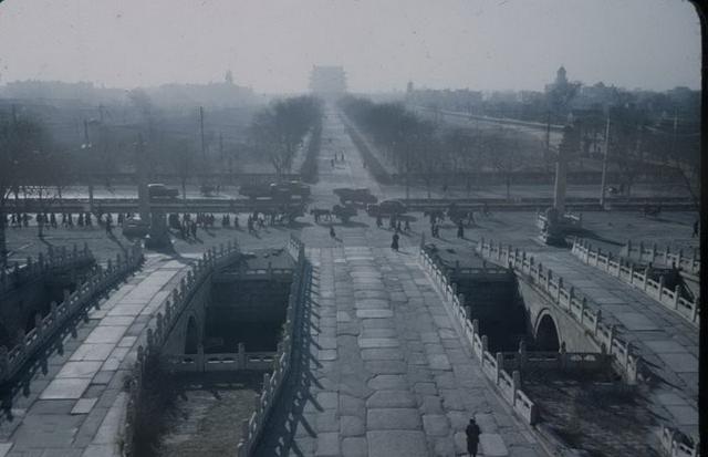 在档案馆里发现罕见照片，1940年代的天安门居然是这个样子。