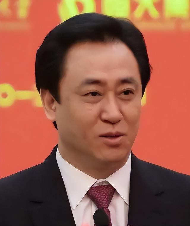 这下麻烦大了！短短3个月，许家印再迎5大噩耗，王健林的话应验了