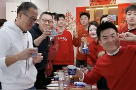 与辉同行联欢会歌曲串烧，董宇辉深情独唱《异乡人》，精彩纷呈图片
