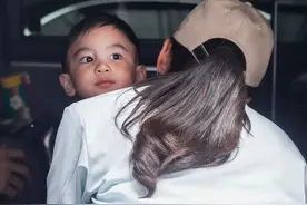 泰国美女总理2岁儿子来接她下班！抱住儿子好温柔，帅丈夫也来了图片