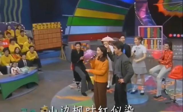 许何弯着腰抱着何晴遗像，背影很难过，许亚军没来给何晴撑伞！