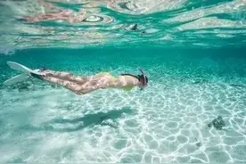 考察女人，你就带她去游泳图片