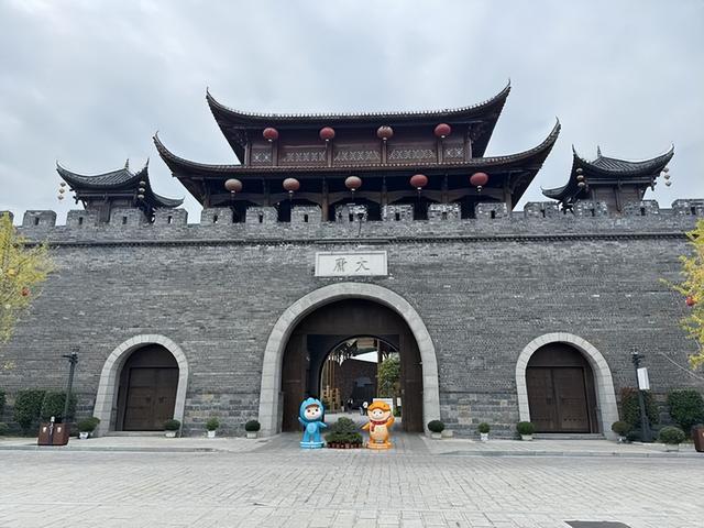 8年烧光50个亿！从人满为患到无人问津，全国古镇为啥批量倒闭？