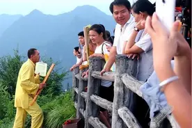 峭壁飞人邹在宏：代烧“龙头香”，一次199元，春节一天最多赚2万图片