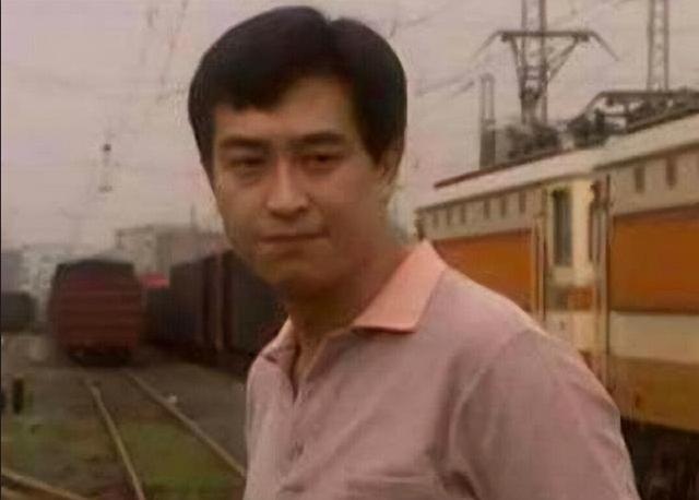 钱再多有什么用！55岁张嘉译现状曝光！病情严重到连走路都站不直